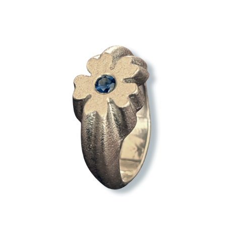 Ring aus Silber und Saphir